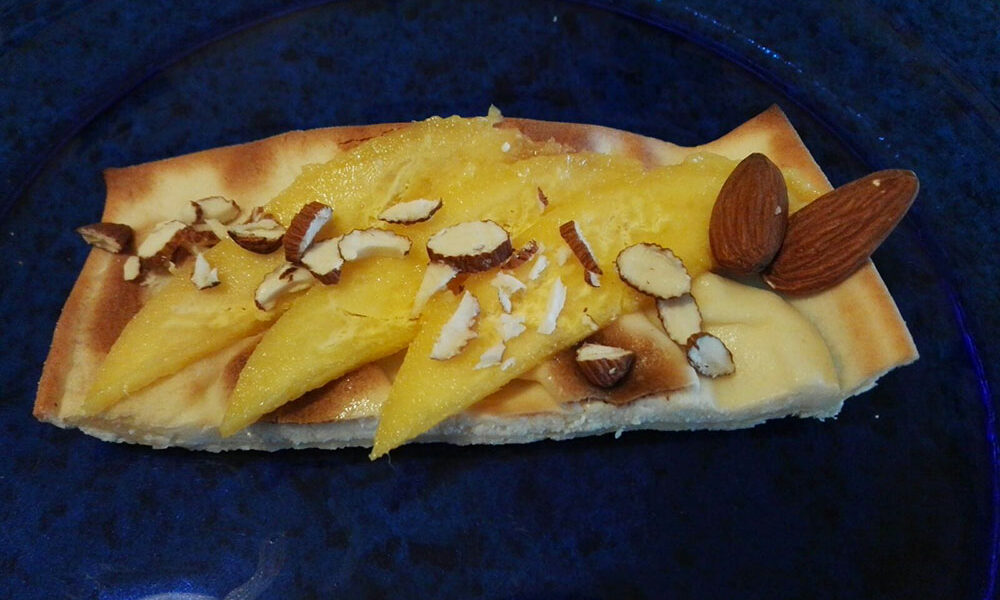 focaccia col formaggio mango e mandorle