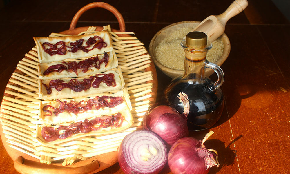 Focaccia col Formaggio alle cipolle rosse caramellate