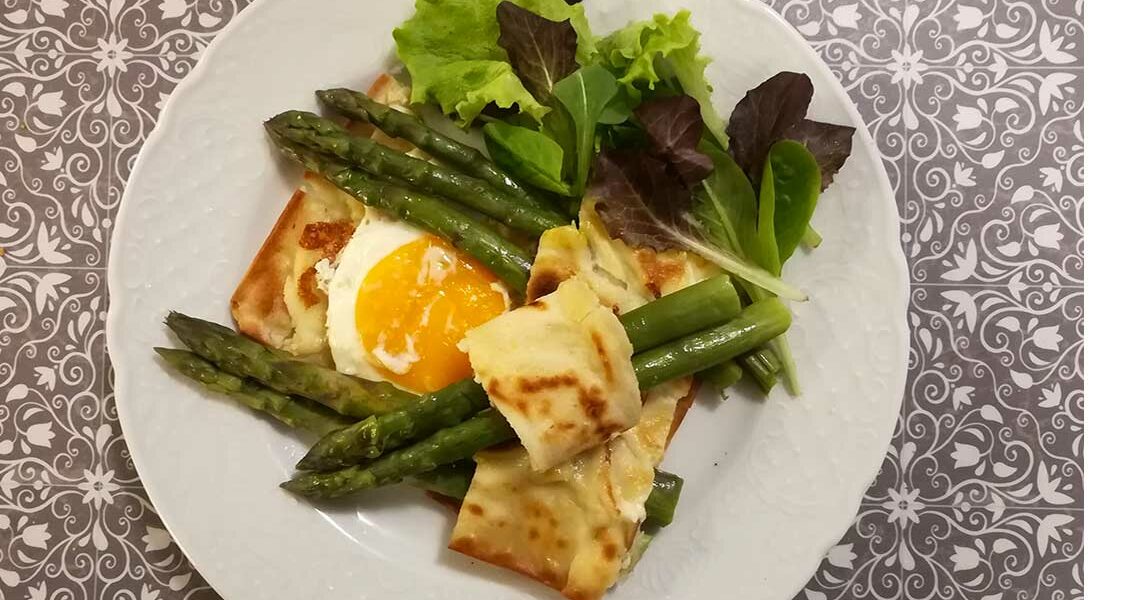 Asparagi alla bismark focaccia col formaggio