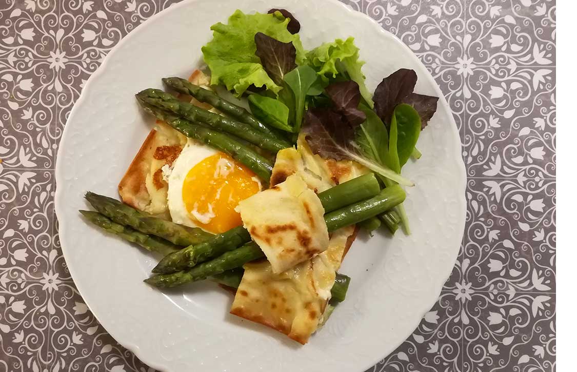 Asparagi alla bismark focaccia col formaggio