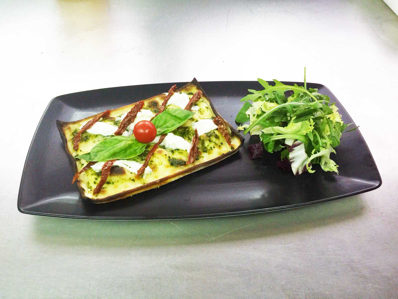 focaccia col formaggio burrata pomodori secchi