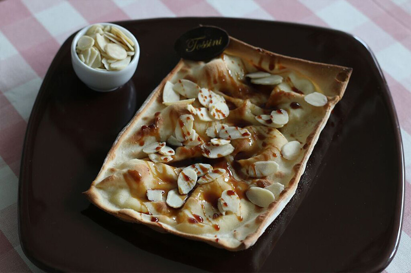 Focaccia al formaggio caramello e mandorle - Panificio Pasticceria Tossini - Recco