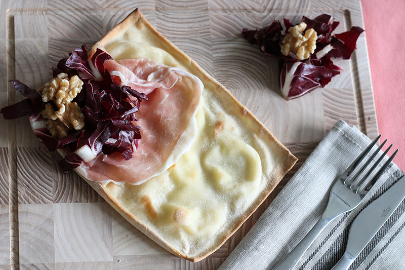 Focaccia al formaggio prosciutto crudo e radicchio - Panificio Pasticceria Tossini - Recco