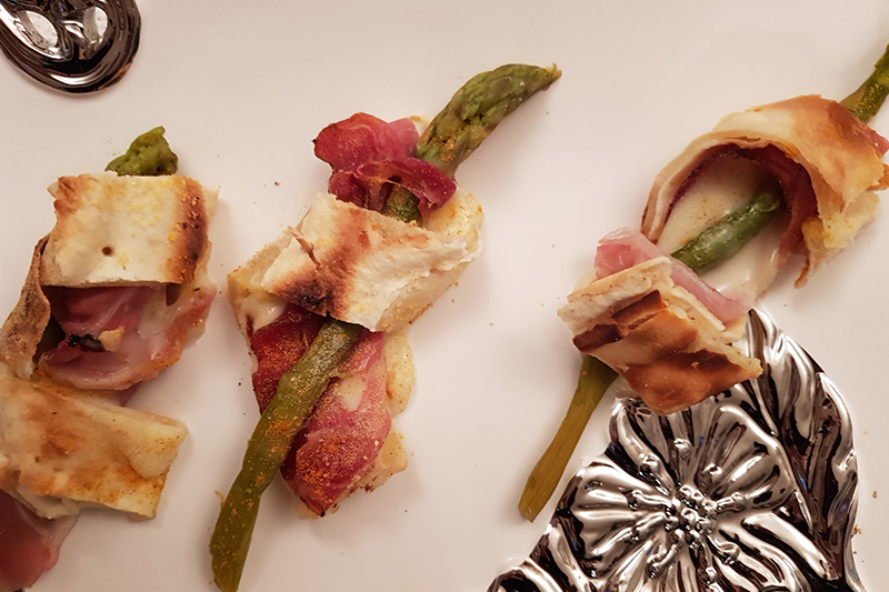 Focaccia al formaggio rotolini con speck e asparagi - Panificio Pasticceria Tossini - Recco