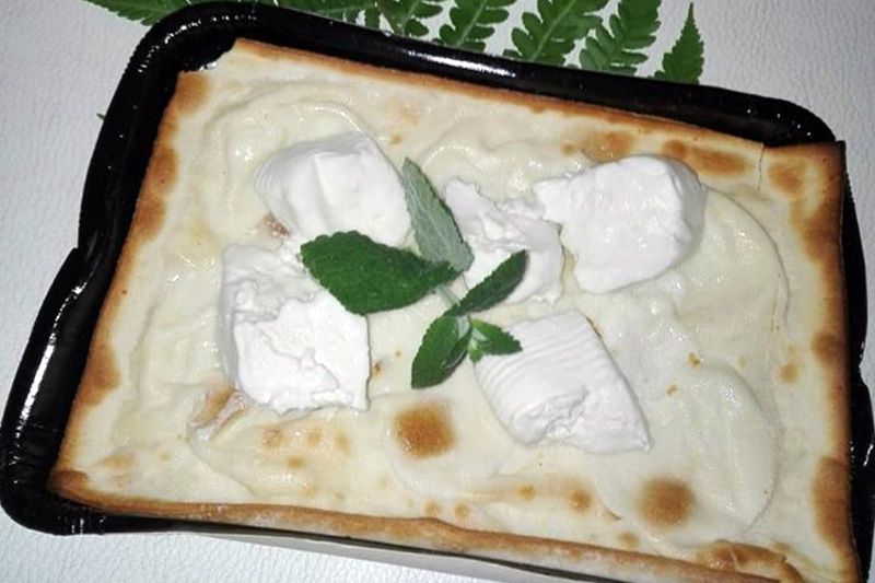 Focaccia al formaggio con stracchino e menta - Panificio Pasticceria Tossini - Recco