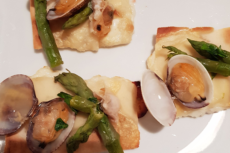 Focaccia al formaggio con vongole e asparagi - Panificio Pasticceria Tossini - Recco