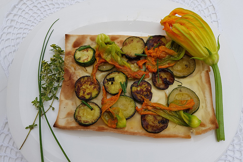 Focaccia al formaggio con fiori di zucchina - Panificio Pasticceria Tossini - Recco