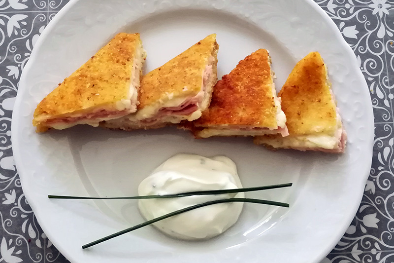 focaccia col formaggio in carrozza con salsa allo yougurt - Panificio Pasticceria Tossini - Recco