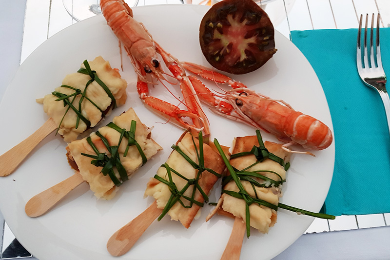 focaccia col formaggio, bisque di scampi e pomodori neri - Panificio Pasticceria Tossini - Recco