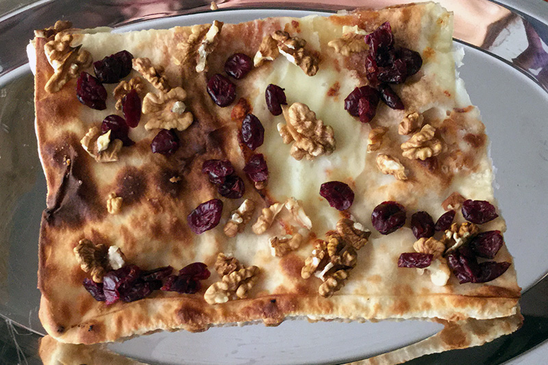 focaccia col formaggio, mirtilli e noci - Panificio Pasticceria Tossini - Recco