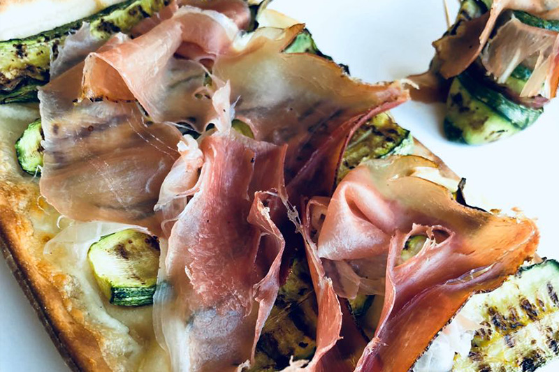 focaccia col formaggio, zucchine e speck - Panificio Pasticceria Tossini - Recco