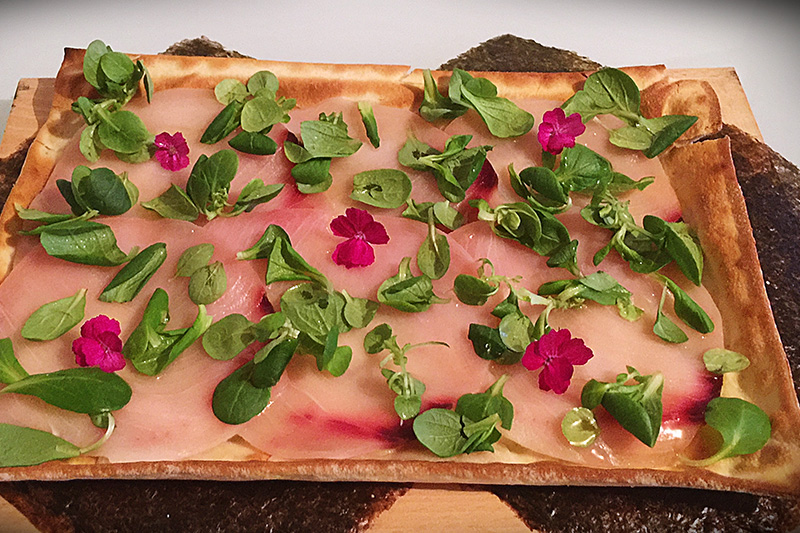 focaccia col formaggio con carpaccio di spada - Panificio Pasticceria Tossini - Recco