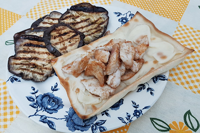 focaccia col formaggio, pollo e melanzane - Panificio Pasticceria Tossini - Recco