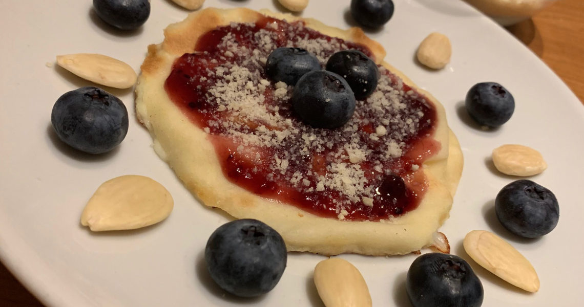 Focaccia col formaggio con frutti di bosco e mandorle - Tossini Recco