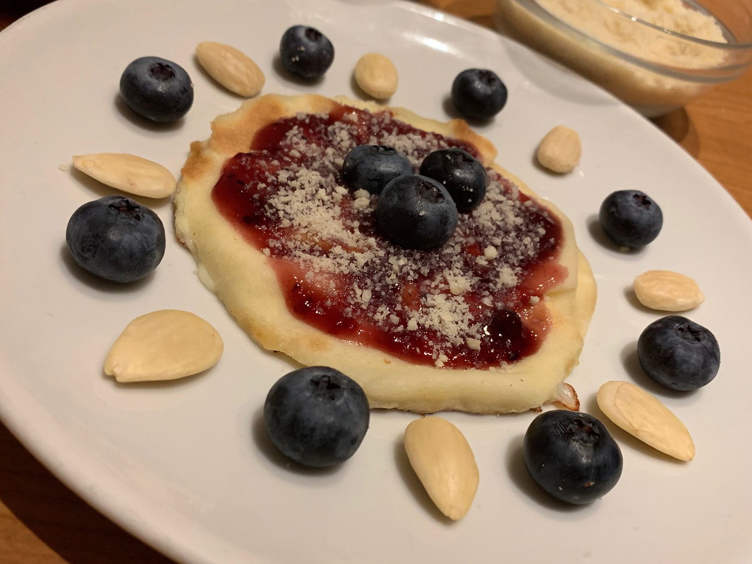 Focaccia col formaggio con frutti di bosco e mandorle - Tossini Recco