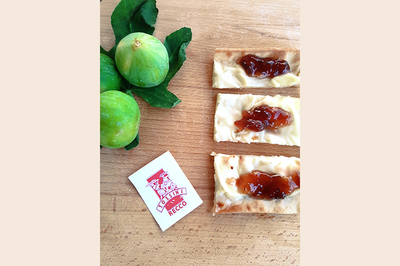 Focaccia col formaggio con marmellata di fichi - dolciguantoni