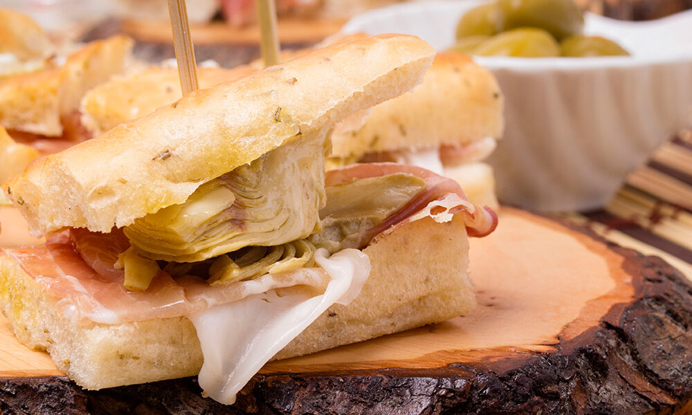 Focaccia al rosmarino farcita con prosciutto crudo e carciofini grigliati, Tossini