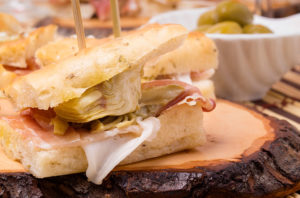 Focaccia al rosmarino farcita con prosciutto crudo e carciofini grigliati, Tossini