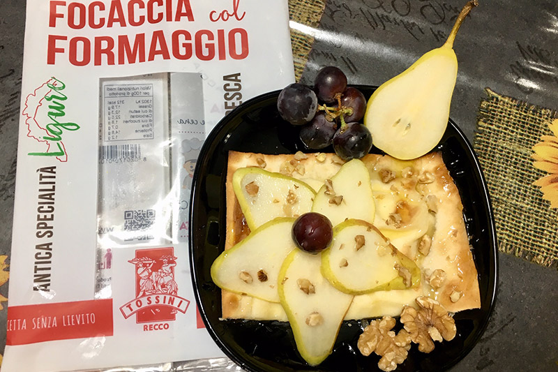 Focaccia col formaggio con uva e pere, Tossini