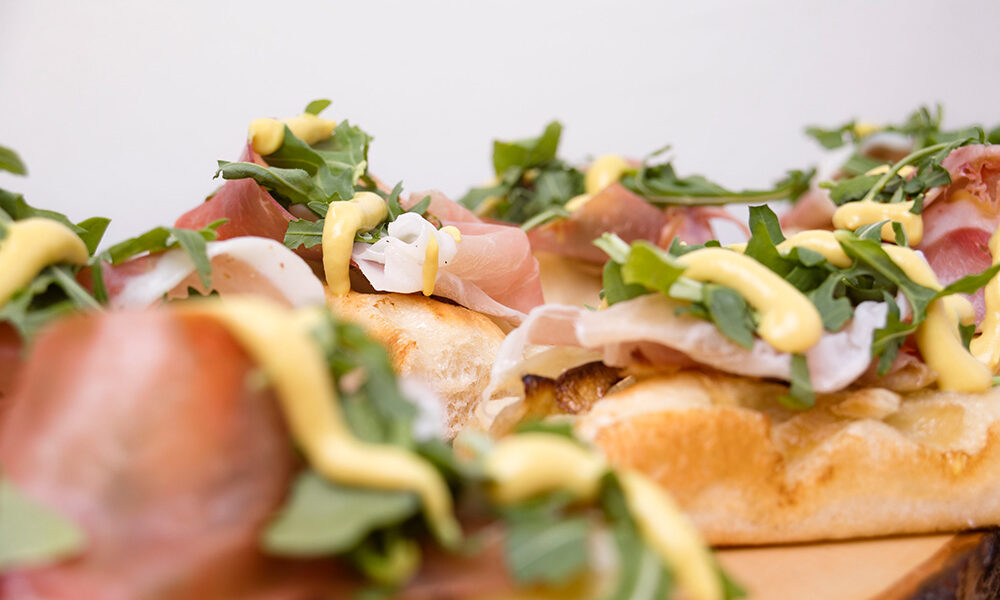 Focaccia con cipolle, prosciutto crudo, senape e rucola, Tossini