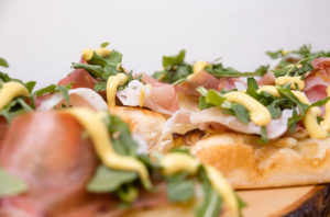 Focaccia con cipolle, prosciutto crudo, senape e rucola, Tossini