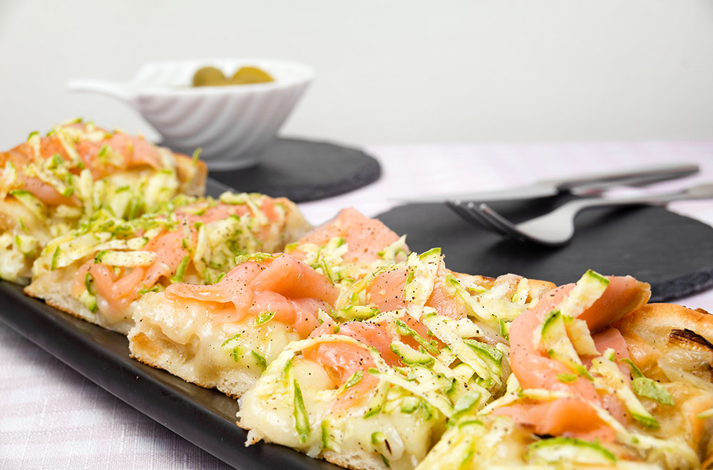 Focaccia con cipolle, salmone, zucchina grattugiata, mozzarella julienne, lime e pepe, Tossini