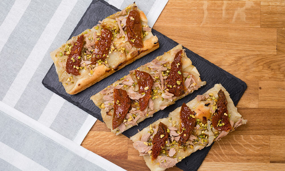 Focaccia con cipolle, tonno, pomodori secchi e granella di pistacchi, Tossini