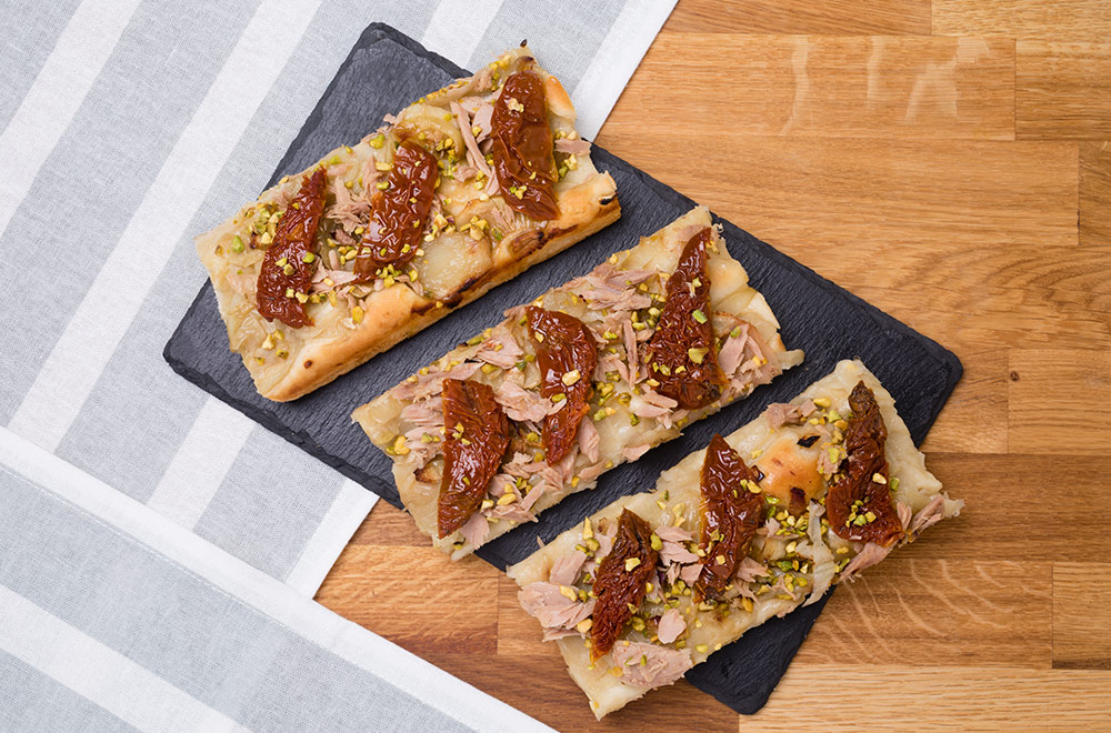 Focaccia con cipolle, tonno, pomodori secchi e granella di pistacchi, Tossini