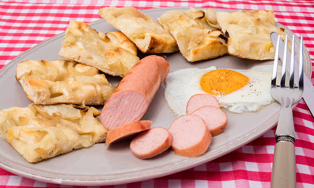 Focaccia con cipolle, uova al tegamino e wurstel, Tossini