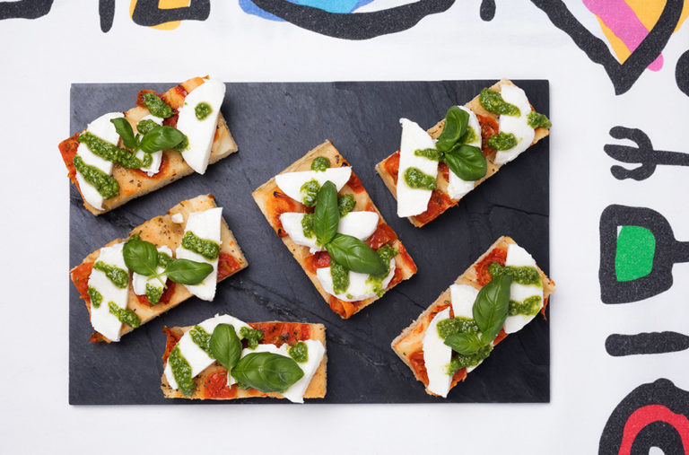 Focaccia con pomodorini, mozzarella e pesto genovese Panificio