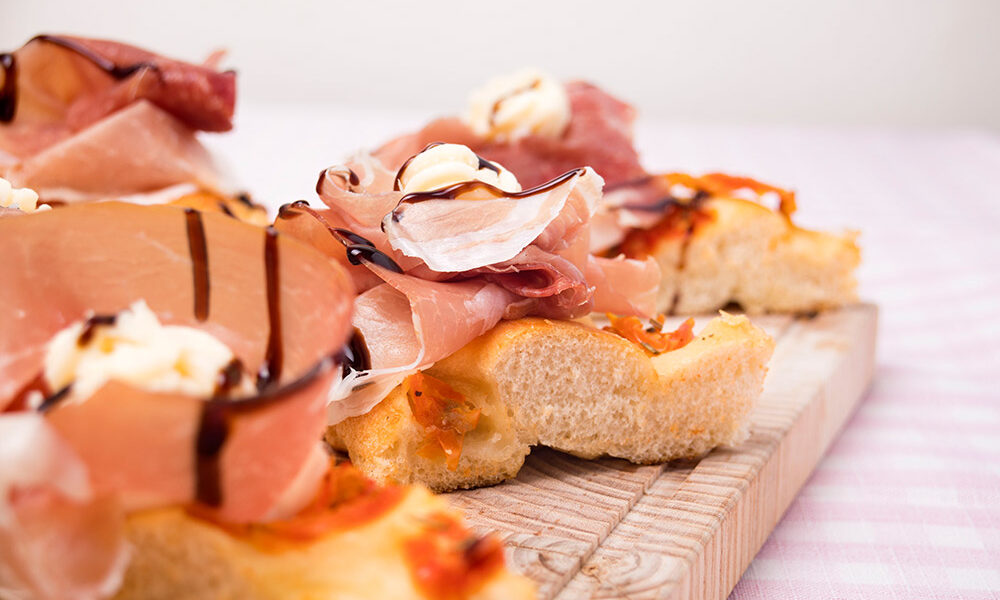 Focaccia con pomodorini, prosciutto crudo, mousse di parmigiano e aceto balsamico, Tossini