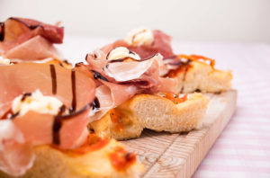 Focaccia con pomodorini, prosciutto crudo, mousse di parmigiano e aceto balsamico, Tossini