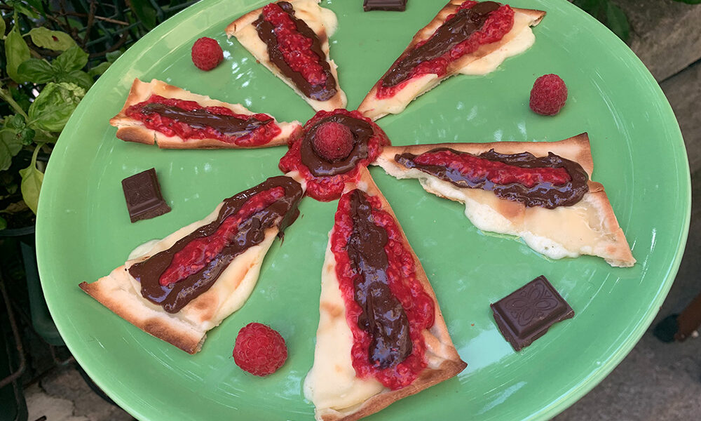 Girandola di Focaccia al formaggio con cioccolato e lamponi di @sarafoodblog - Ricette ambassador - Tossini Recco