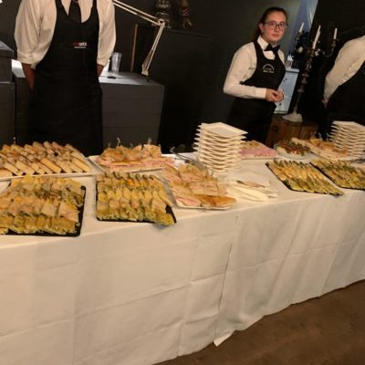 Tossini allestisce il buffet per la festa inaugurale della fiera TTG Rimini.