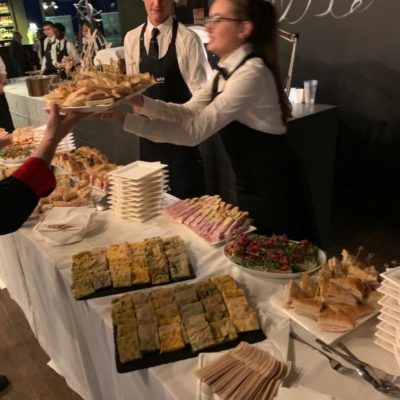 Tossini allestisce il buffet per la festa inaugurale della fiera TTG Rimini.