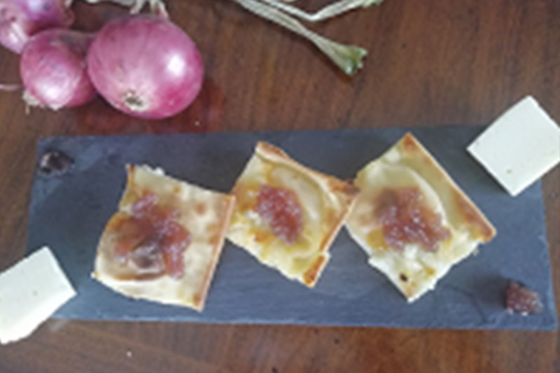 Tossini, Focaccia con salsa senapata alle cipolle rosse