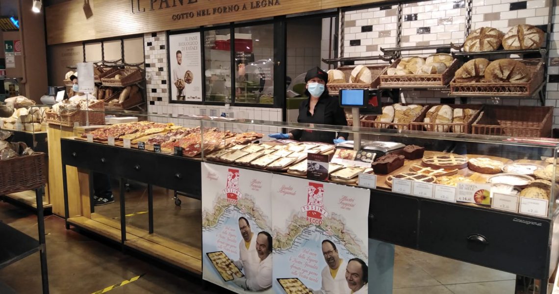 La focaccia col formaggio di Tossini Recco in vendita presso il punto vendita Eataly di Milano