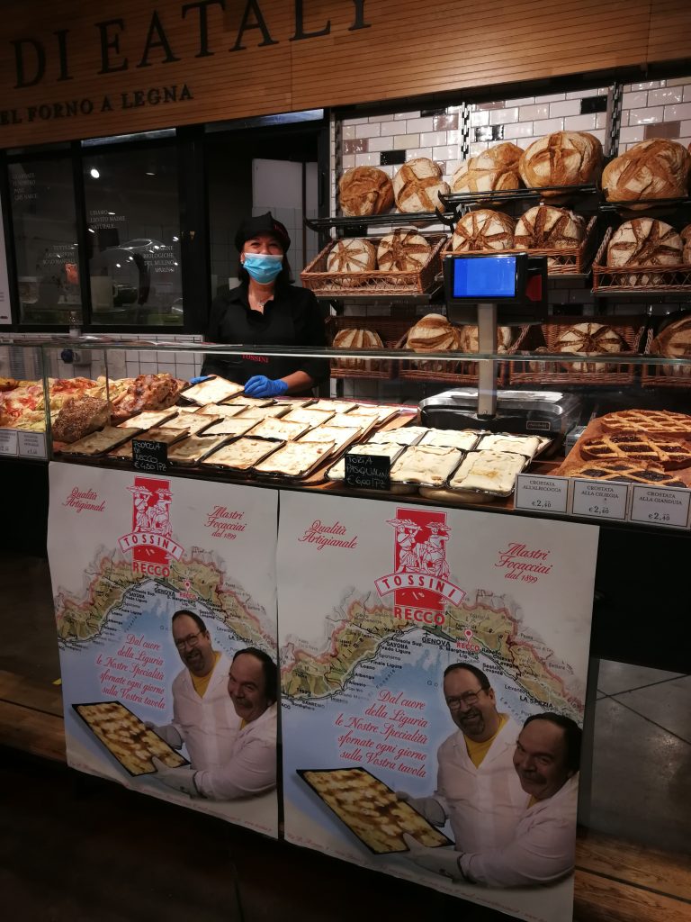 La focaccia col formaggio di Tossini Recco in vendita presso il punto vendita Eataly di Milano