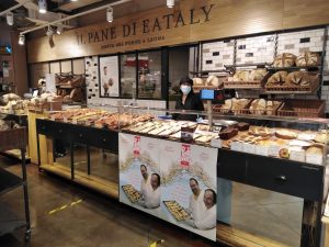 La focaccia col formaggio di Tossini Recco in vendita presso il punto vendita Eataly di Milano