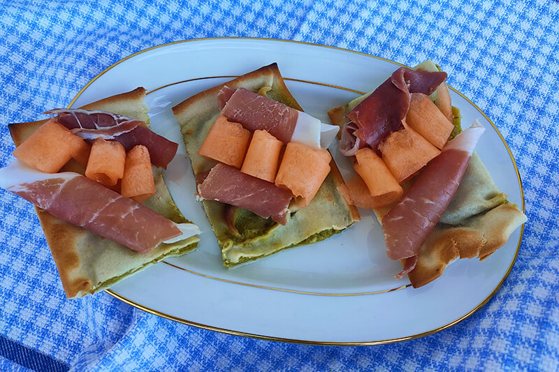 focaccia-col-formaggio-pesto-melone