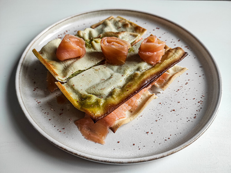 focaccia-col-formaggio-pesto-salmone